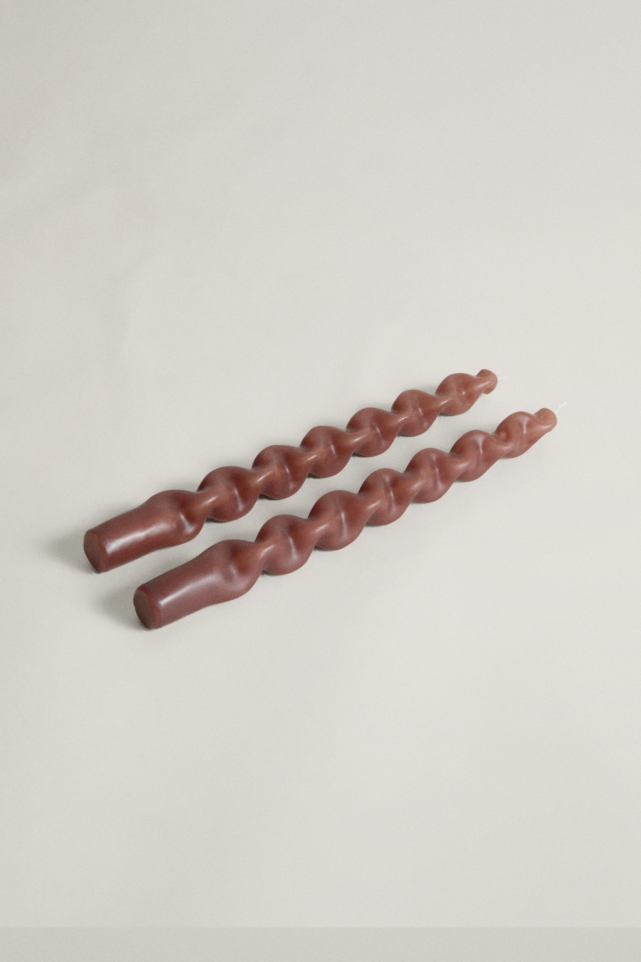 SET OF WAVY DECORATIVE CANDLES (SET OF 2)